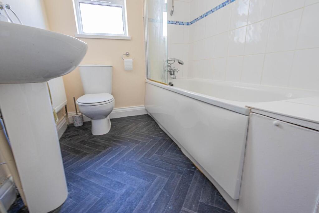 Refitted Bathroom &amp; W/c