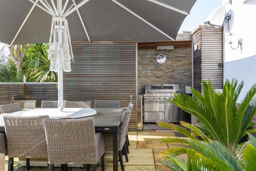 Outdoor Kitchen