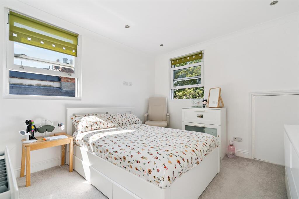 Flat C 5 Oxford Ave SW20 bedroom.jpg