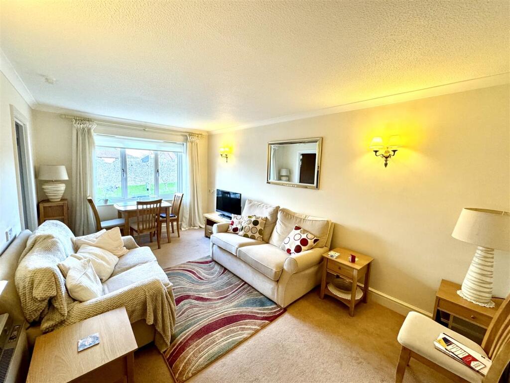 LIVING/DINING ROOM