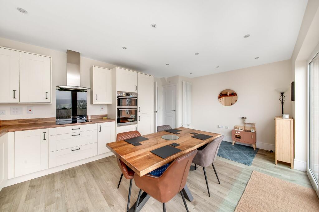 OPEN-PLAN DINING KITCHEN