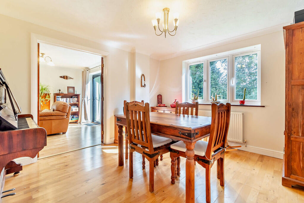8567748-interior1...