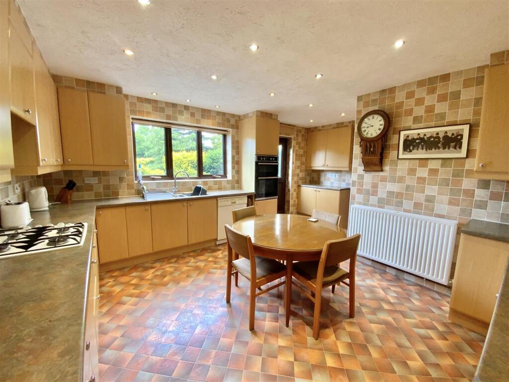 Kitchen/ Breakfast Room