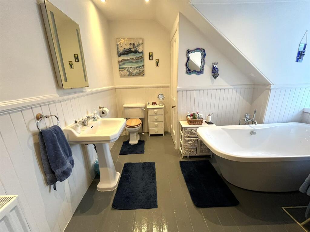 FAMILY BATHROOM