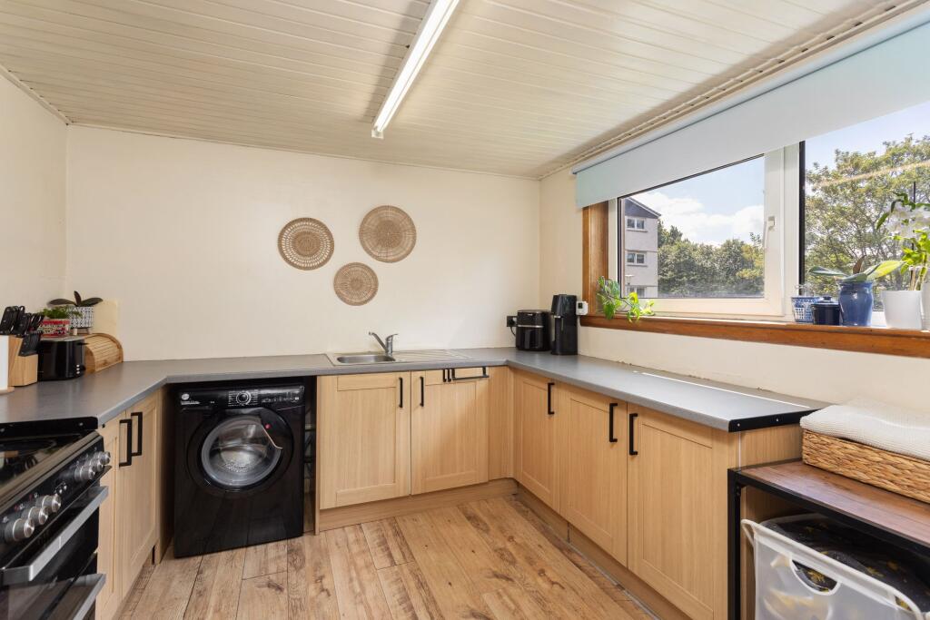 Kitchen/Breakfasting Area