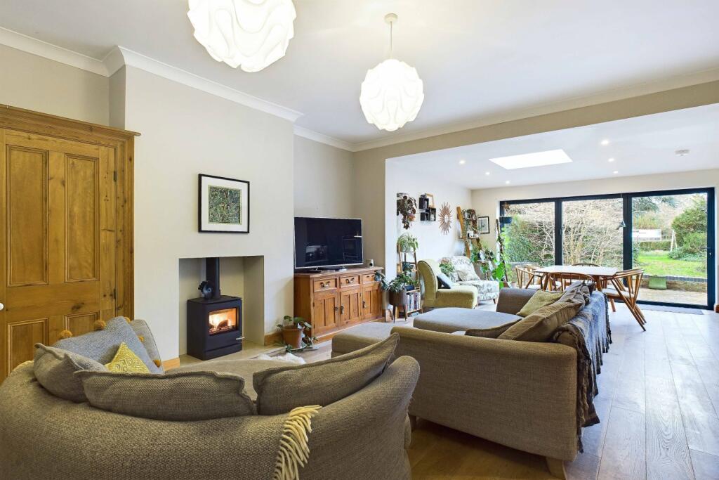 CAM03162G0-PR0203-STILL032