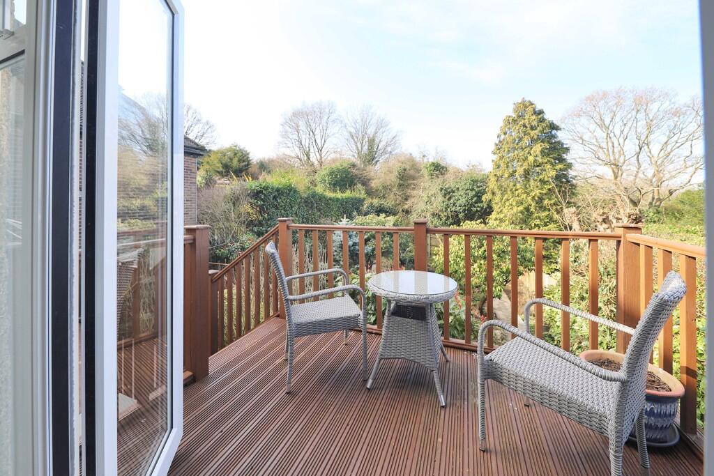 27 Hillside Cresc...