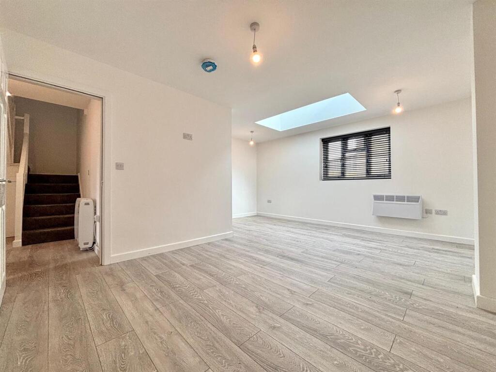 WhatsApp Image 2025-10-25 at 12.55.09_0ccea1ac.jpg