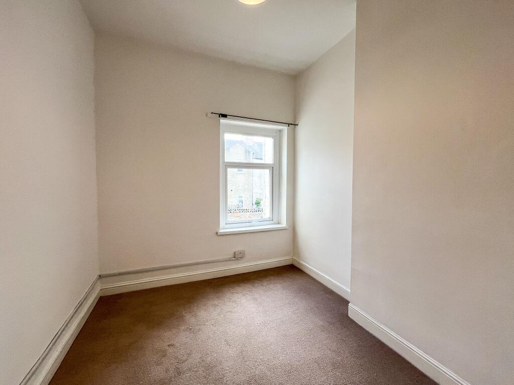 Bedroom 2 (First Floor Middle)