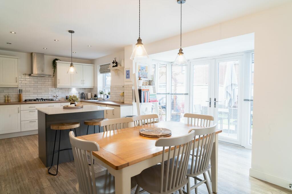 SITTING ROOM FITTED DINING KITCHEN