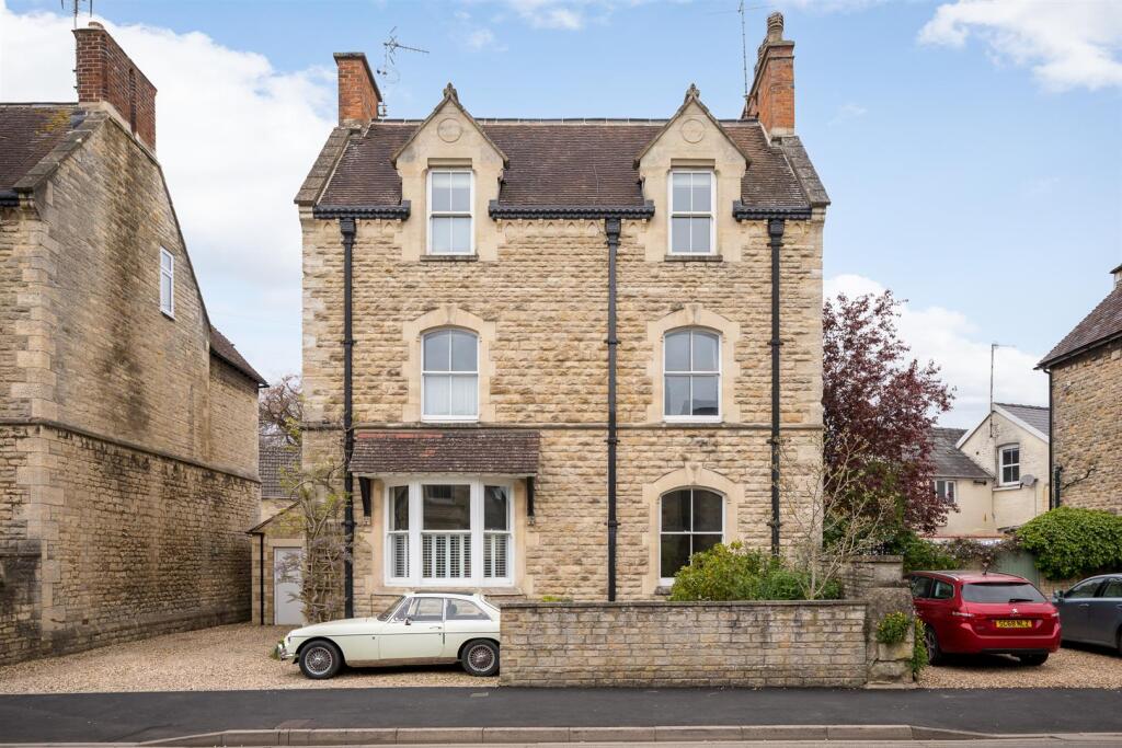 5 - 4 Victoria Road - GL7 1EN - Web.jpg