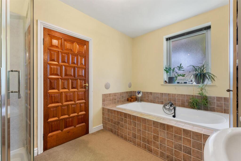 Bed 1 En Suite Bathroom