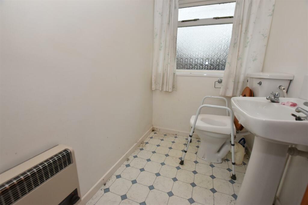 Ground Floor Cloakrroom WC.JPG
