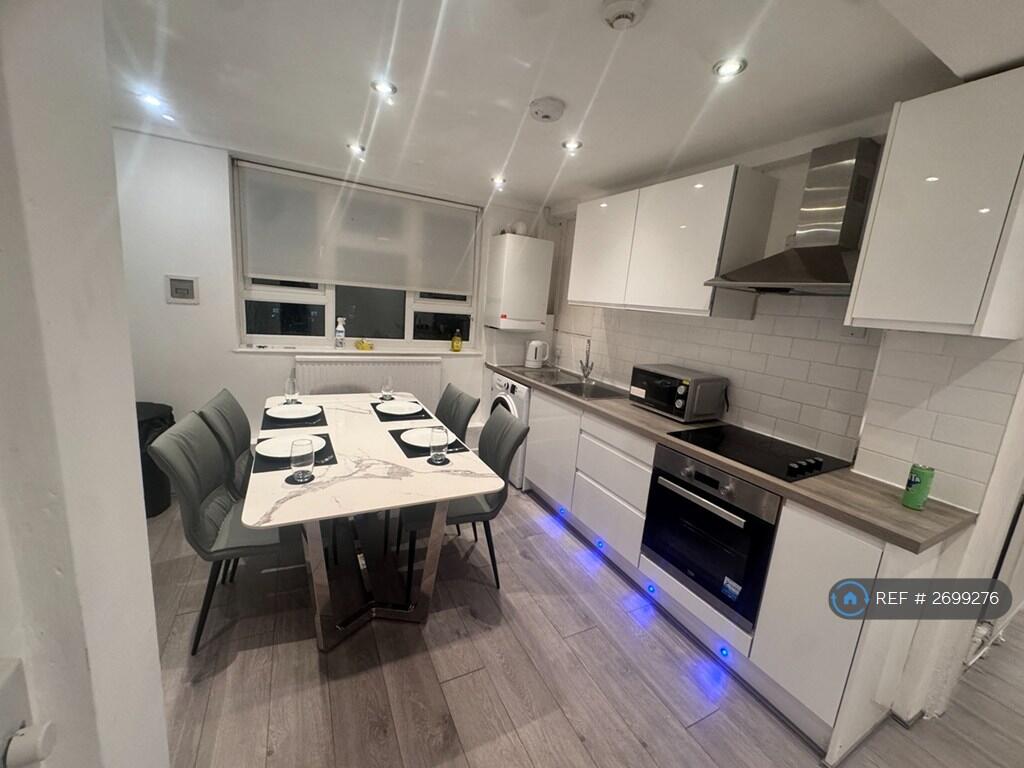 Kitchen/Communal Area