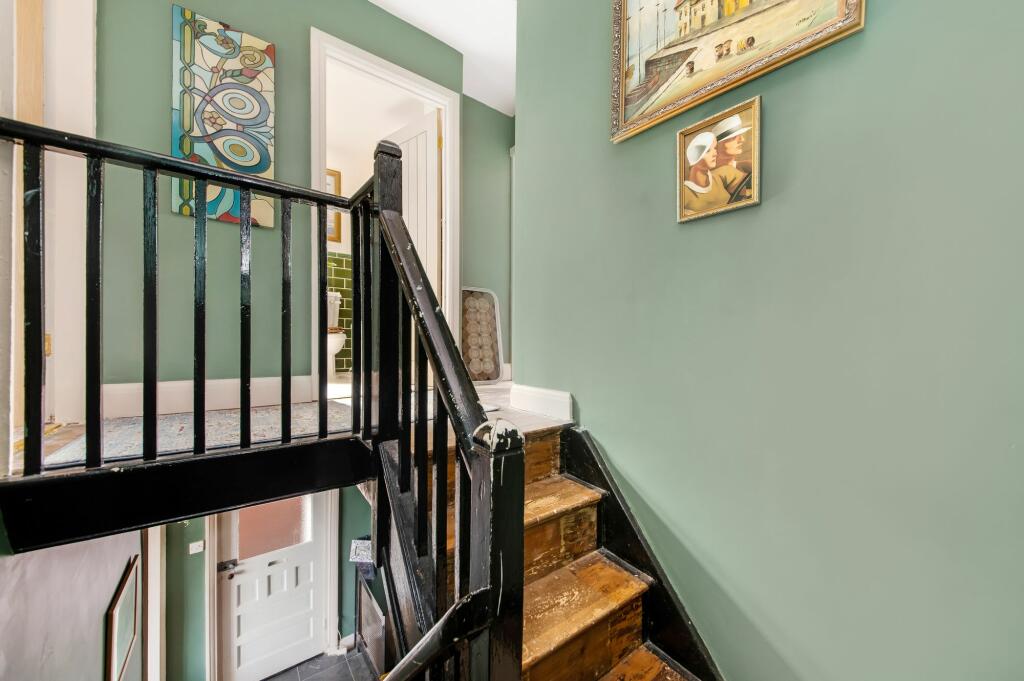 FIRST FLOOR LANDING