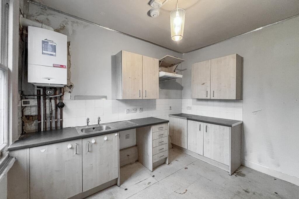 Flat B, 80 Charteris Road, Brent, London NW6 7EX