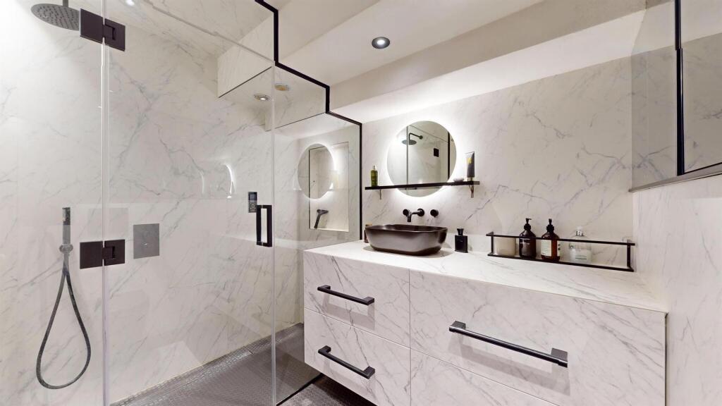 1BKHbathroom.jpg