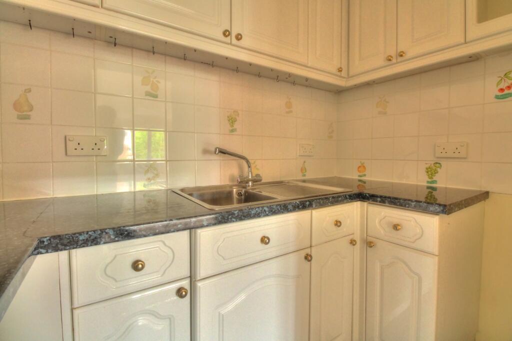 Ample work surfaces