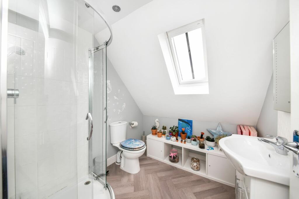 EN-SUITE SHOWER ROOM