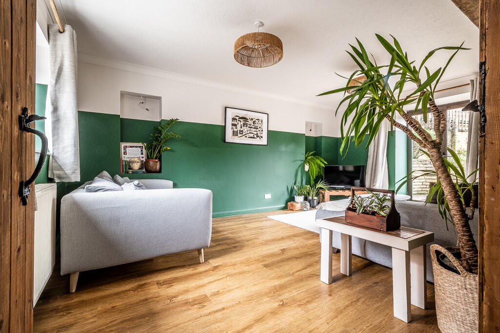 6 Woodcote Court ...