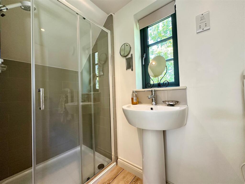 Annexe Shower Room.jpg