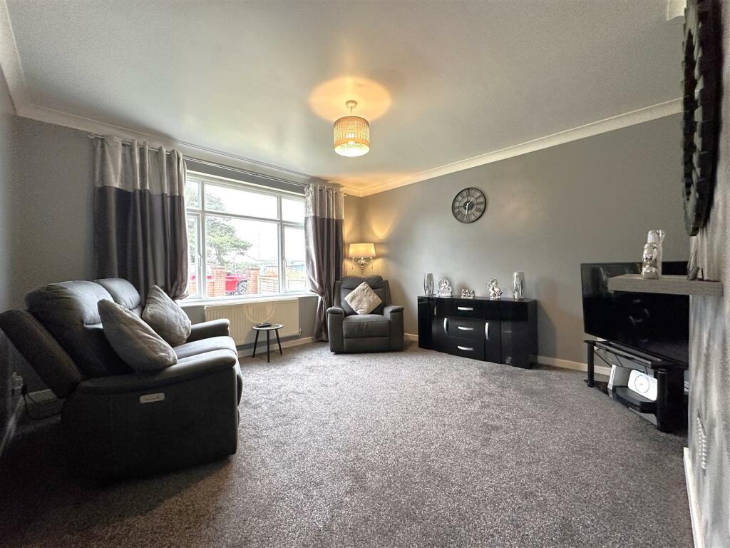 Spacious Lounge 006