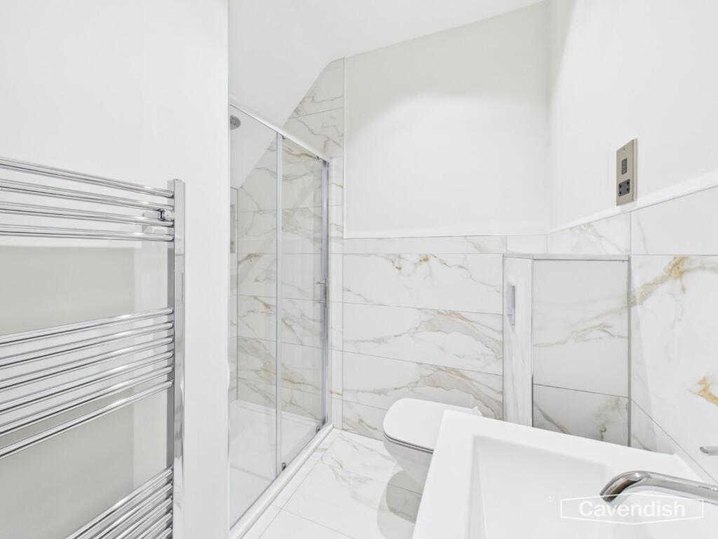 EN-SUITE SHOWER ROOM