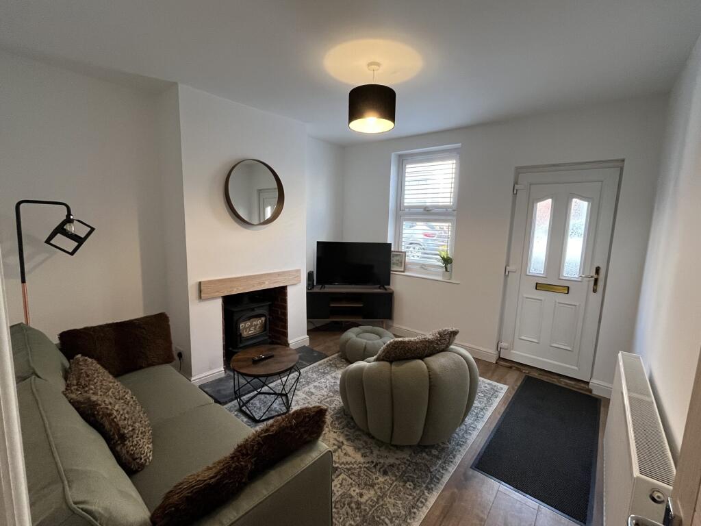 5 Victoria Terrace - Living Room (2).jpg