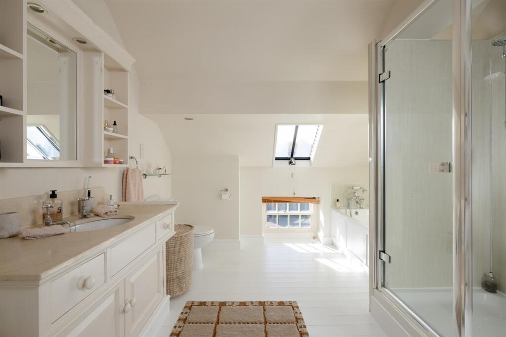Bedroom 1 suite