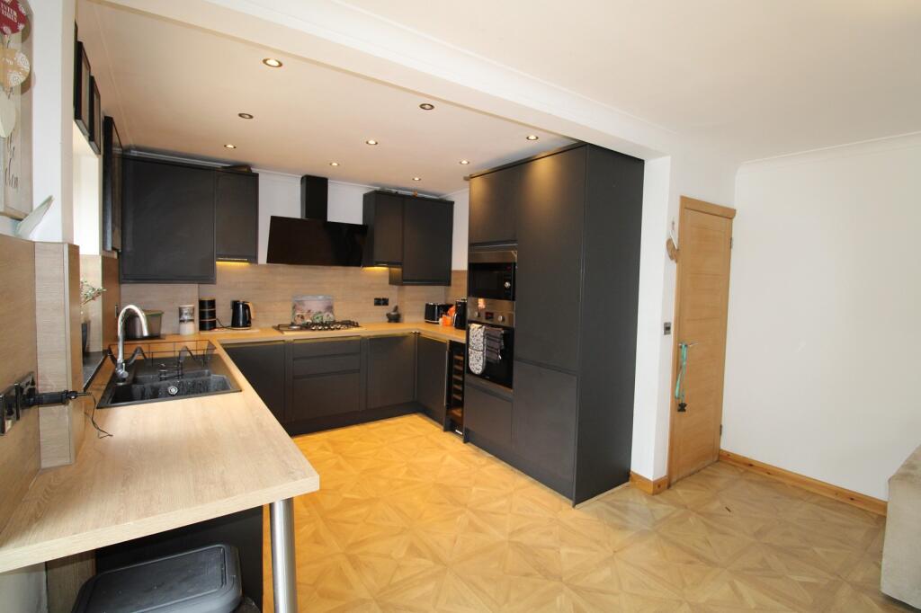 L-Shaped Open-Plan Kitchen/Dining/ Sitting Area