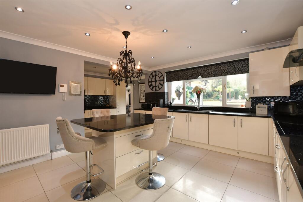 Kitchen/ Breakfast Room