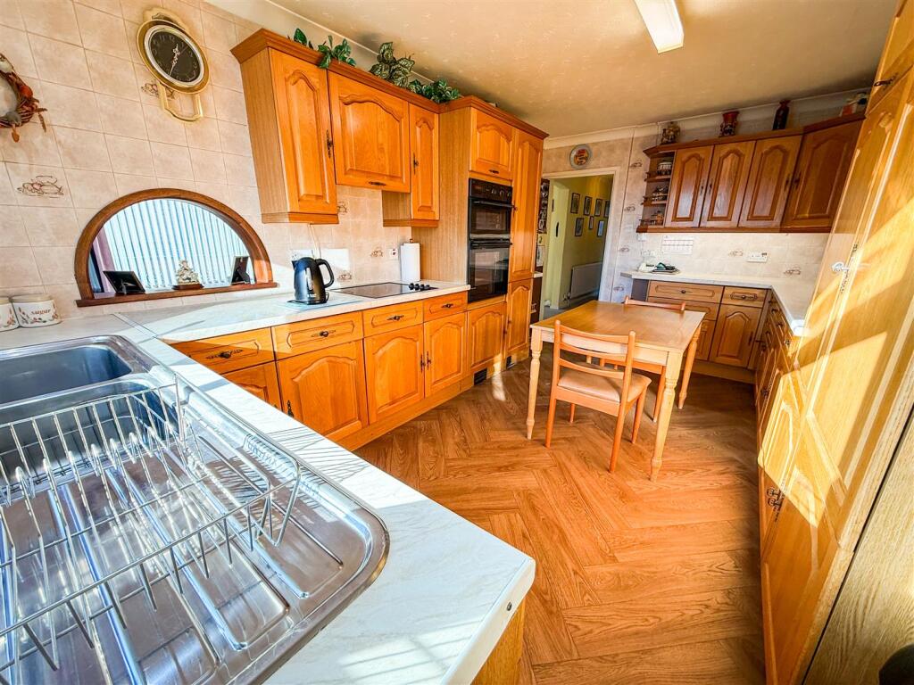 ALTERNATE VIEW OF KITCHEN/DINER