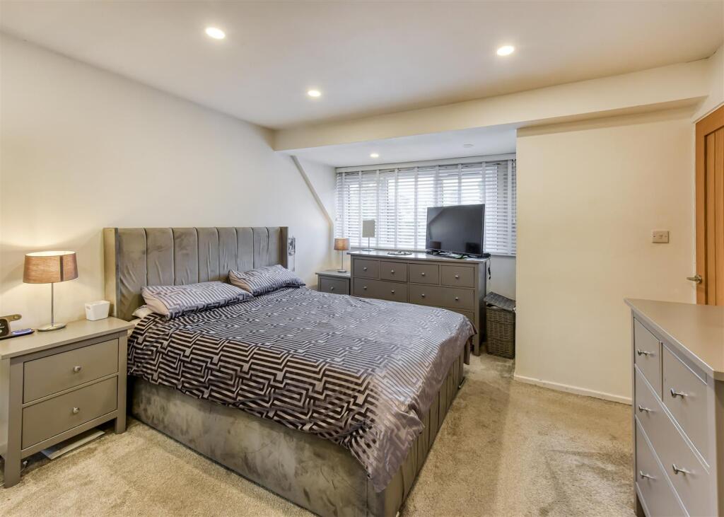 21 Walnut Drive-bed1c.jpg