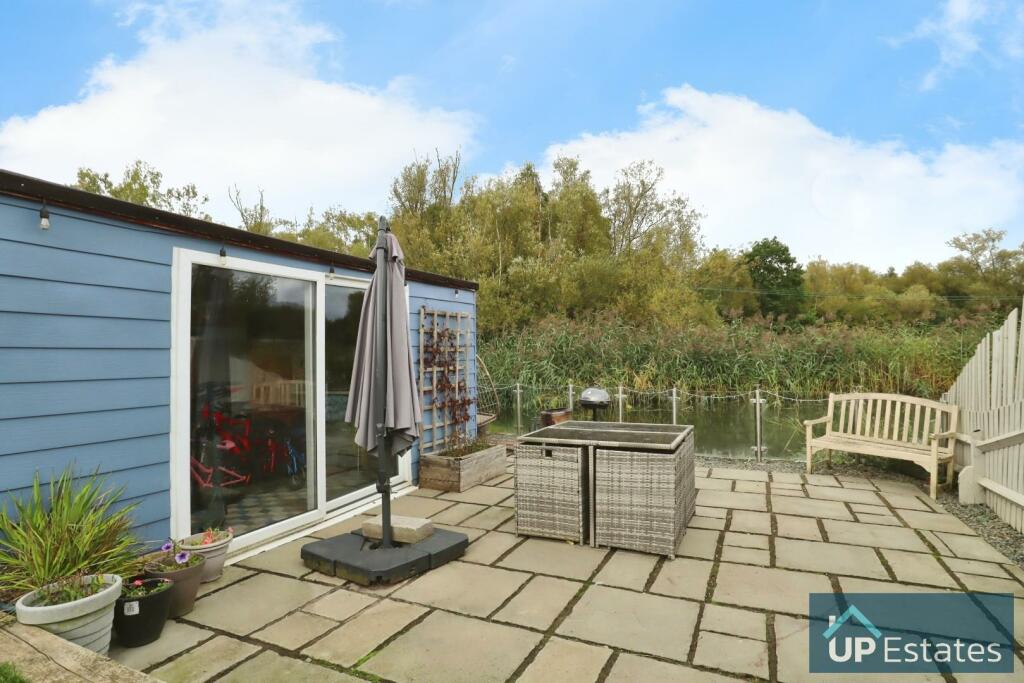 PATIO AREA TO REAR OF GARDEN