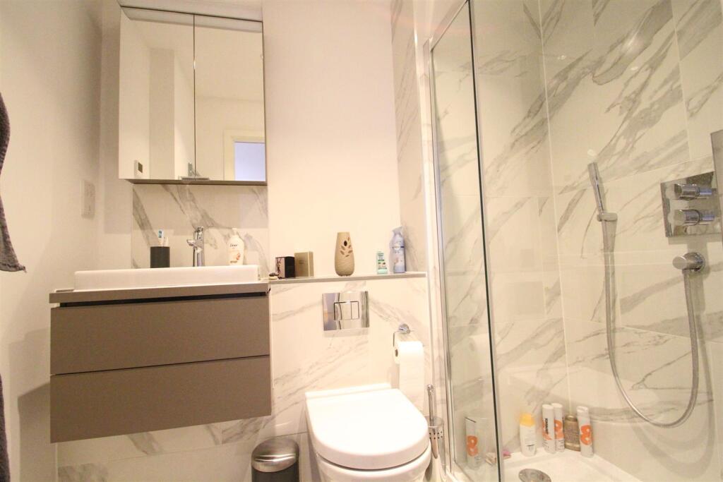 EN SUITE SHOWER ROOM