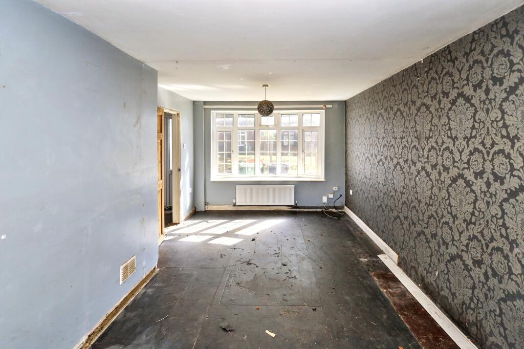 177 Tithe Farm Road, Houghton Regis, Dunstable, Bedfordshire, LU5 5JF