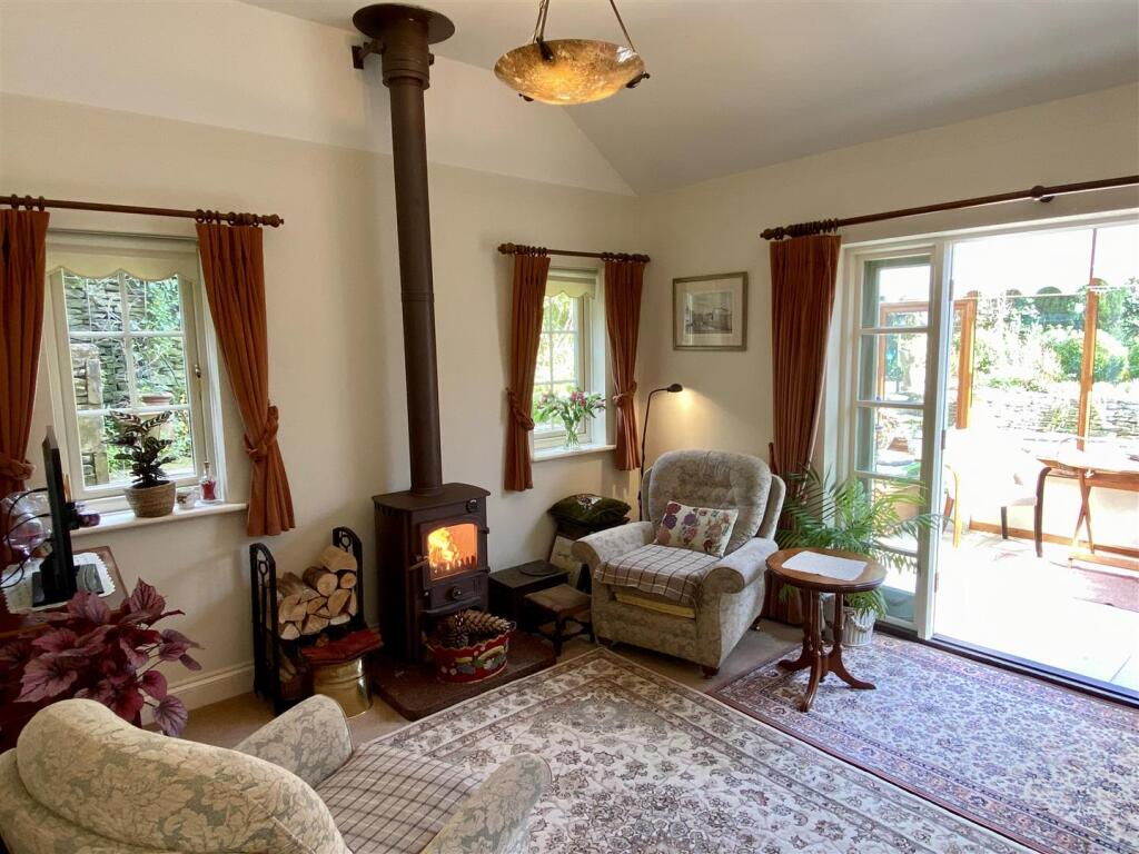 Sitting Room (1).JPG