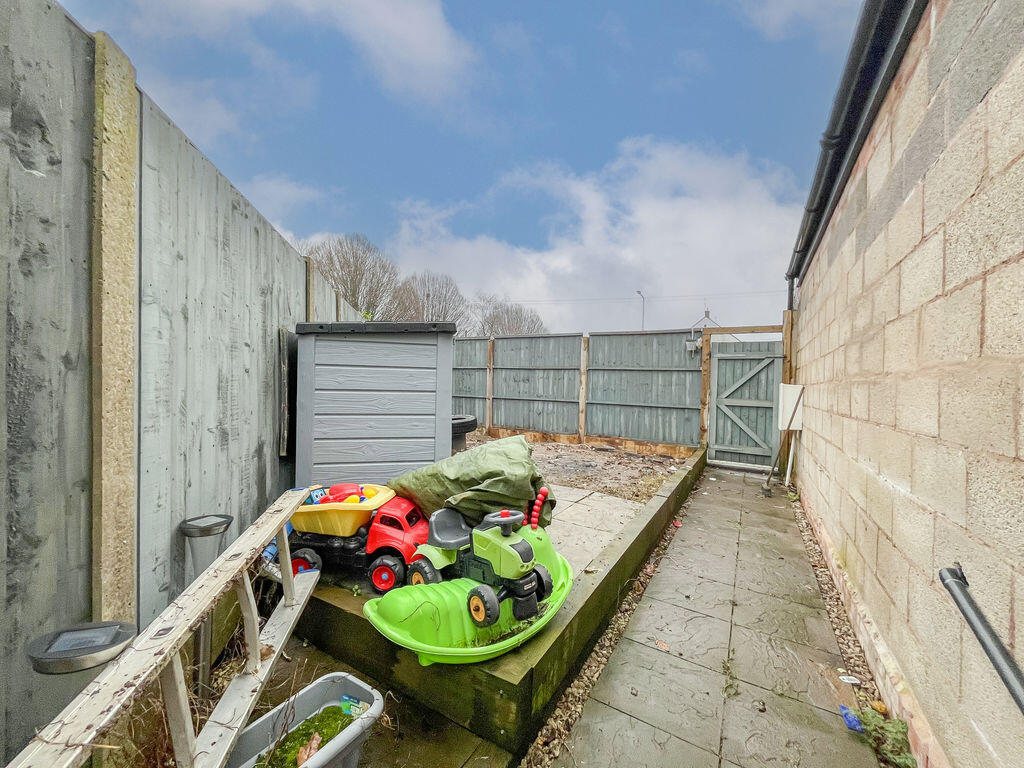 SIDE GARDEN
