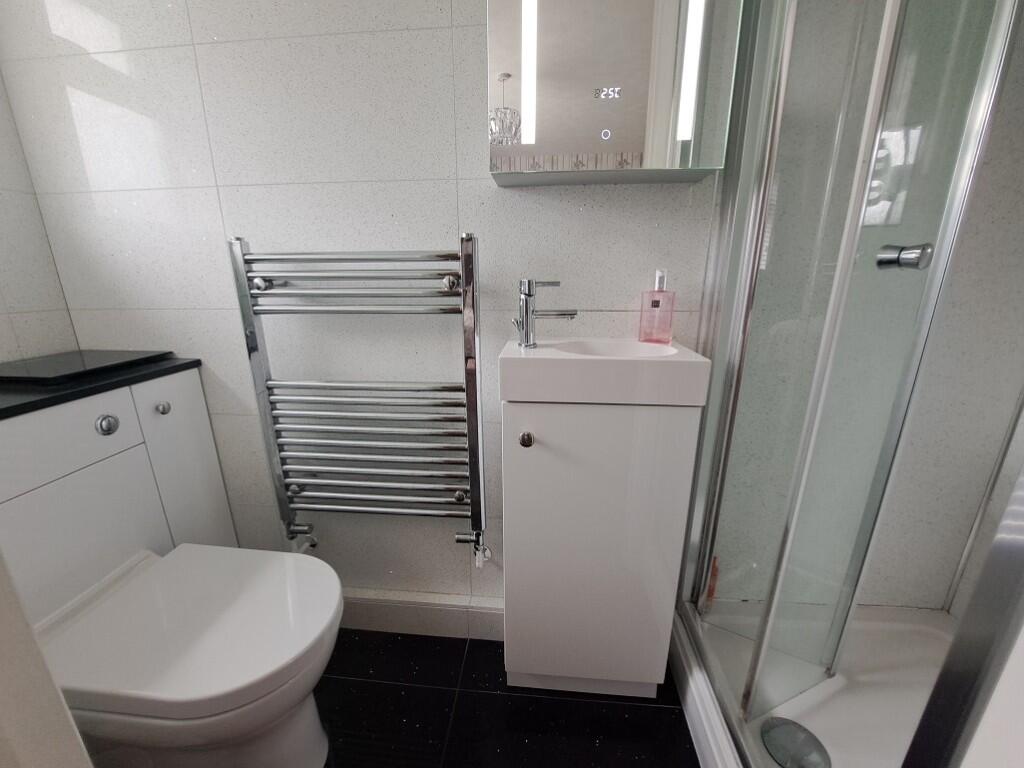 EN SUITE SHOWER / WC