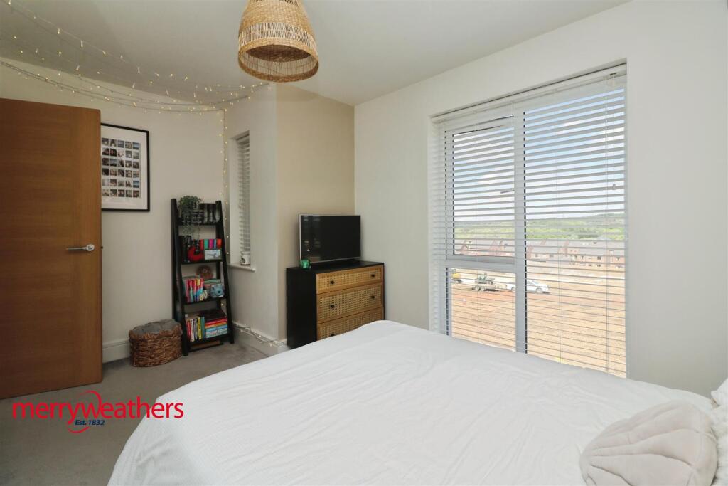 FRONT DOUBLE BEDROOM