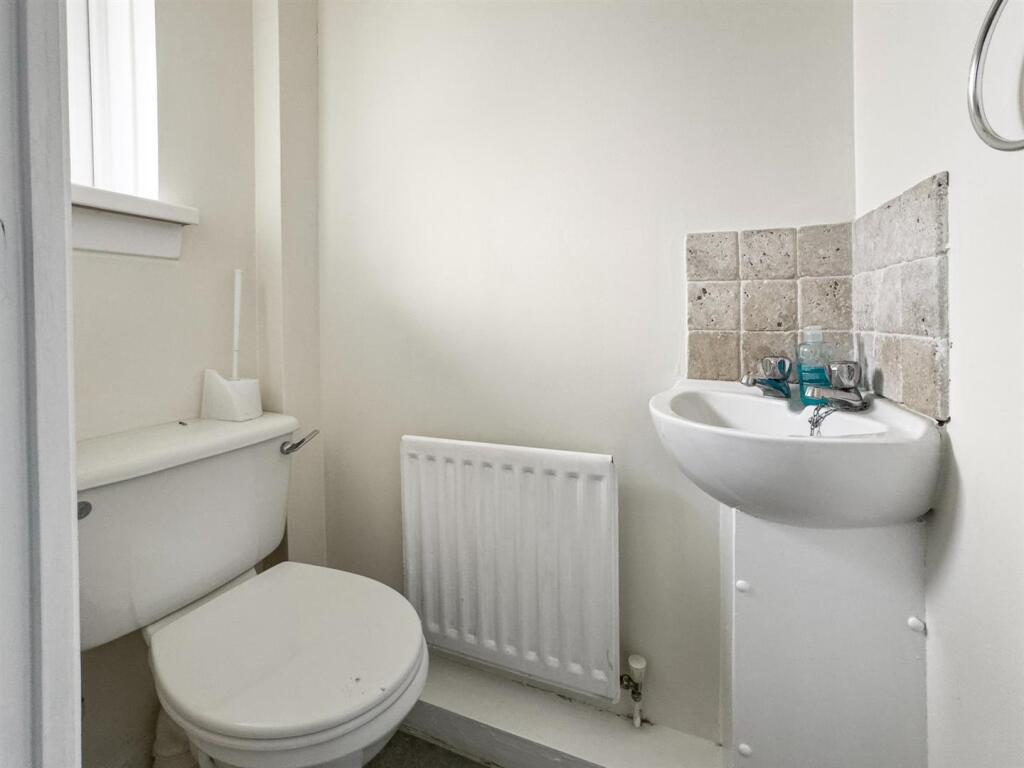 09 - Cloakroom.jpg