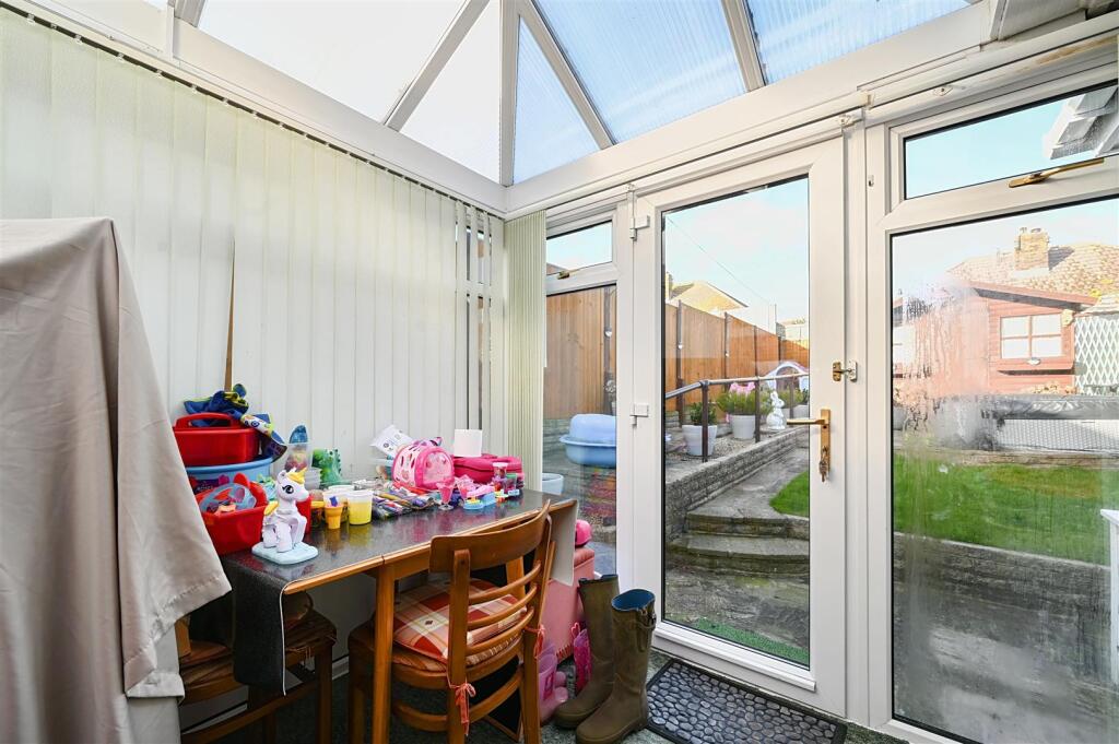 12 Oakdene Avenue, BN41 (18).jpg