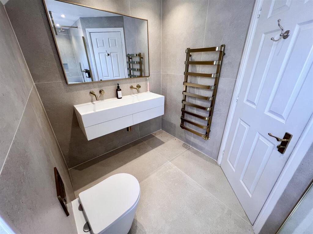 Bathroom 1.jpeg