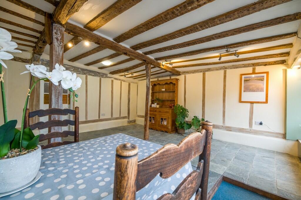 1440px-Crown Hill...