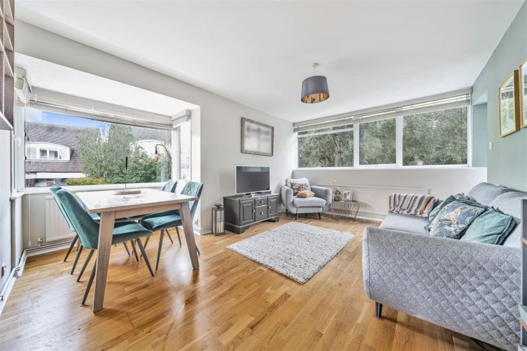 Sitting/dining room