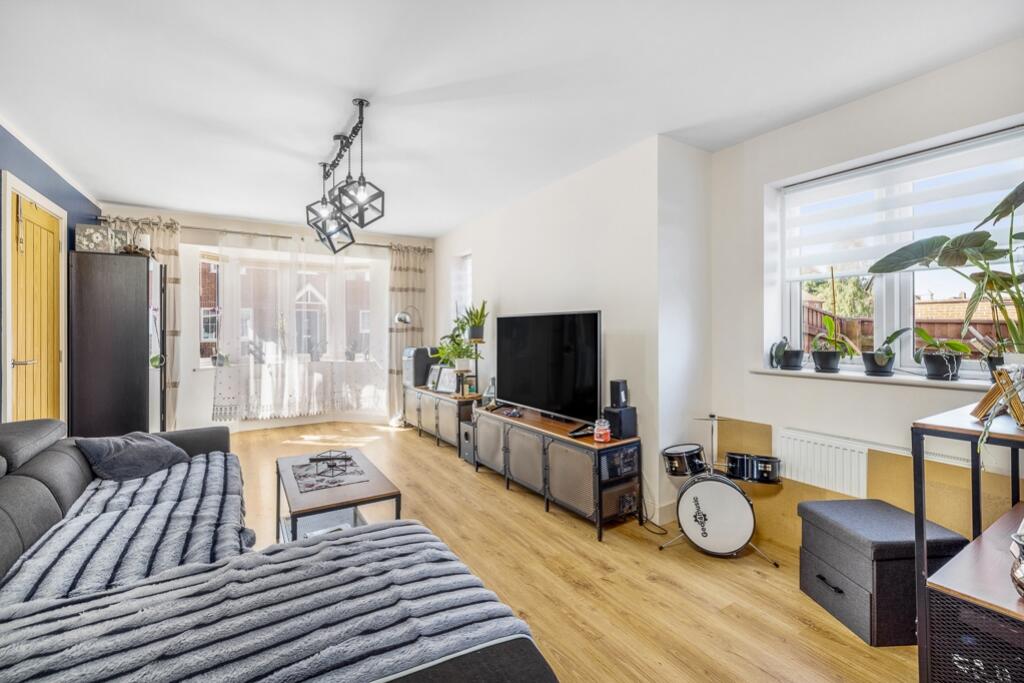 82 De Montfort Gardens (Boston)-12