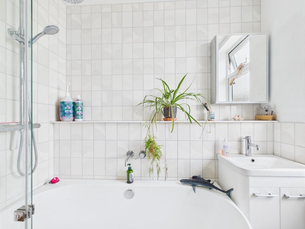 CAM01530G0-PR0299-STILL015.jpg