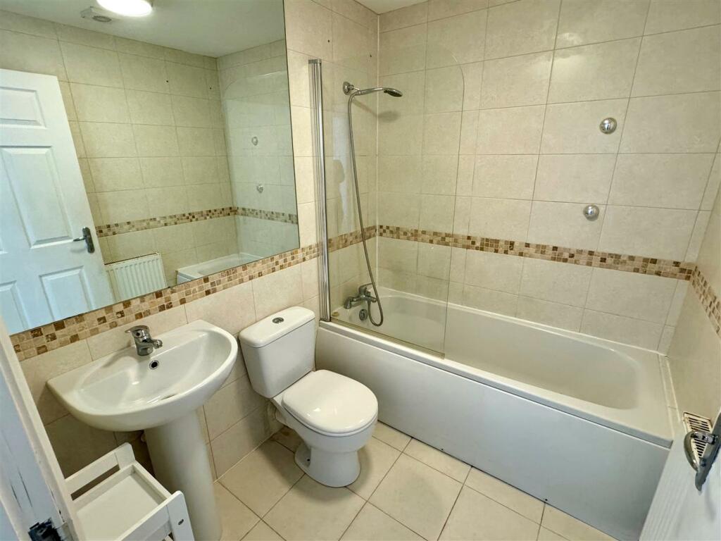 20 Pentire Mews Main Bathroom