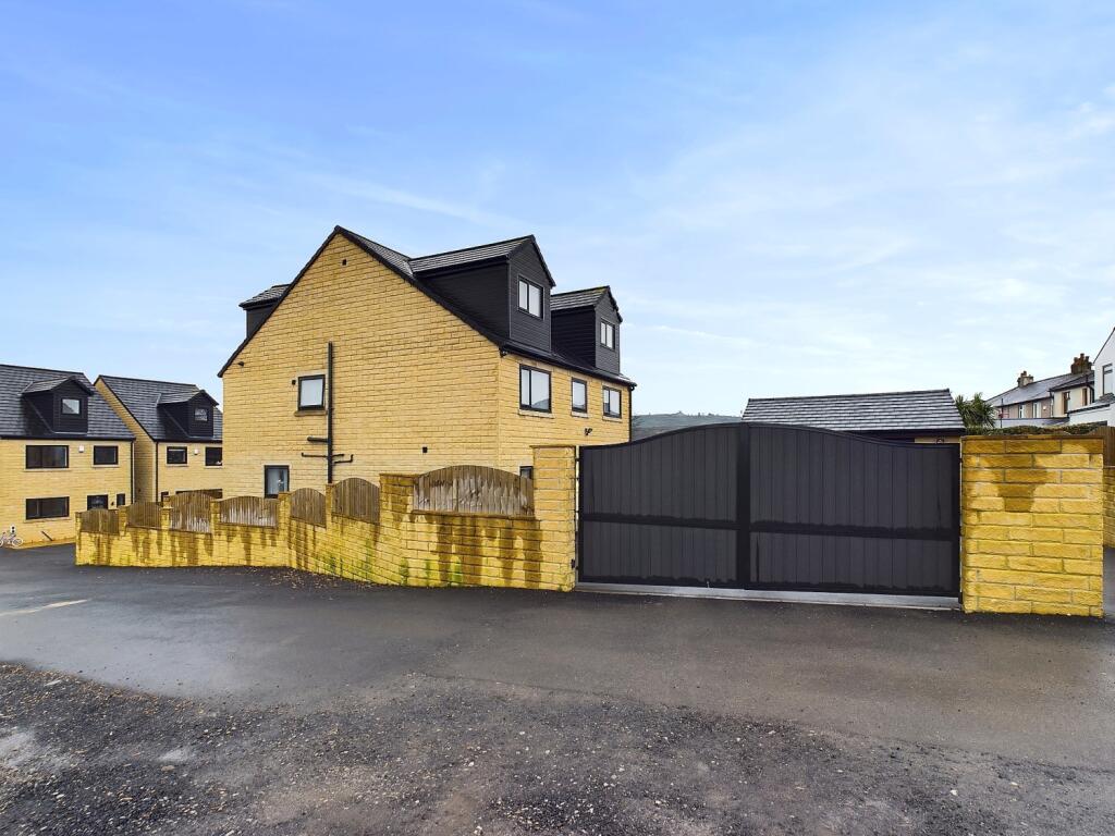 View of the property at the side and electric gate