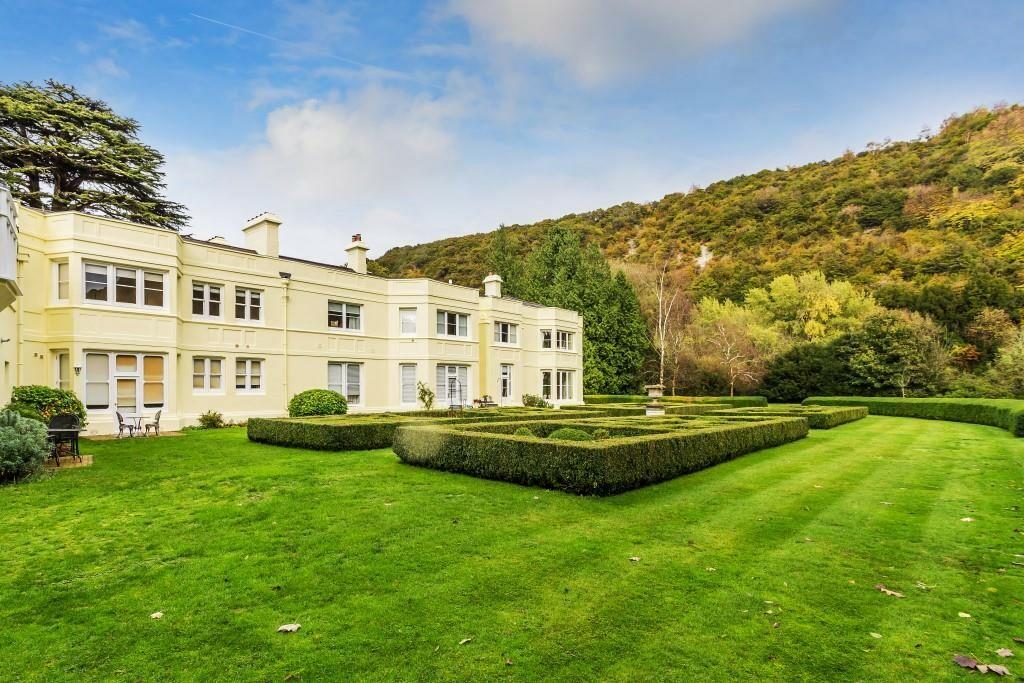 10-Burford-Lodge-...